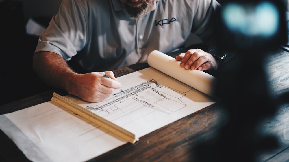 Profesional revisando planos sobre una mesa de trabajo