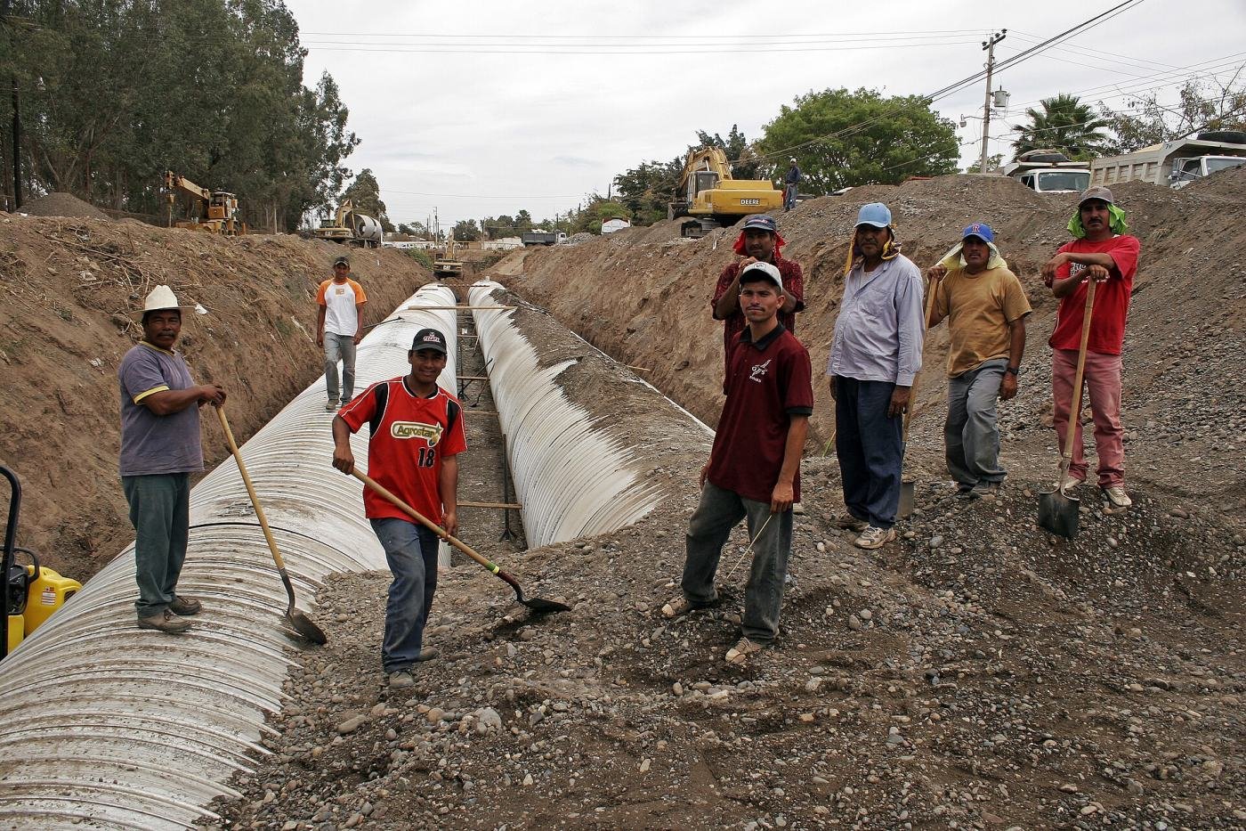 Cuadrilla de trabajadores en la construcción de un drenaje