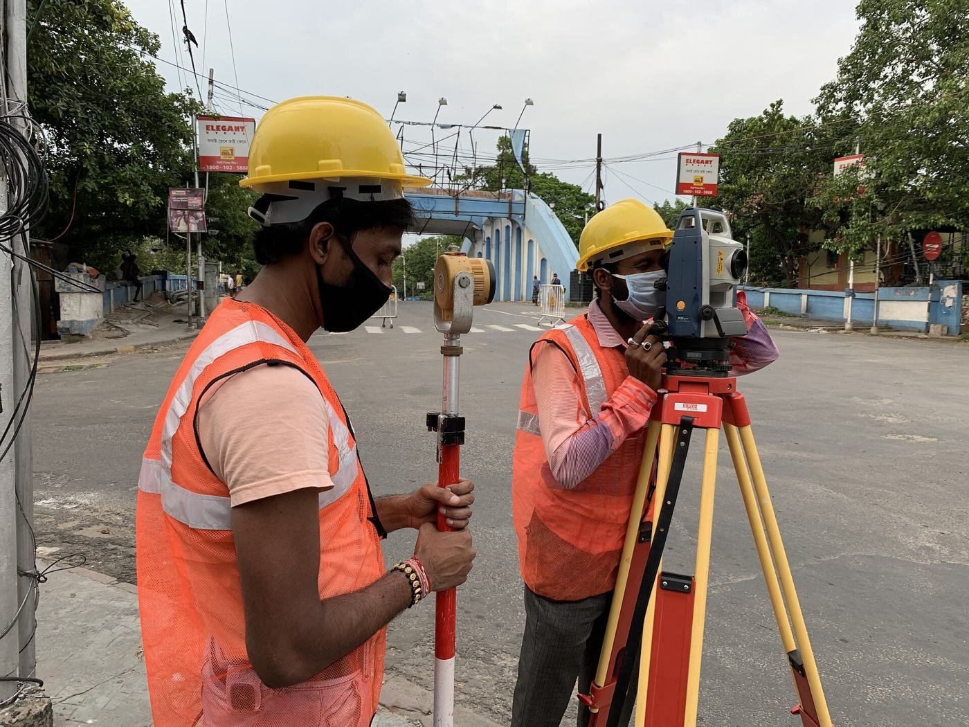 Profesionales realizando un levantamiento con estación total
